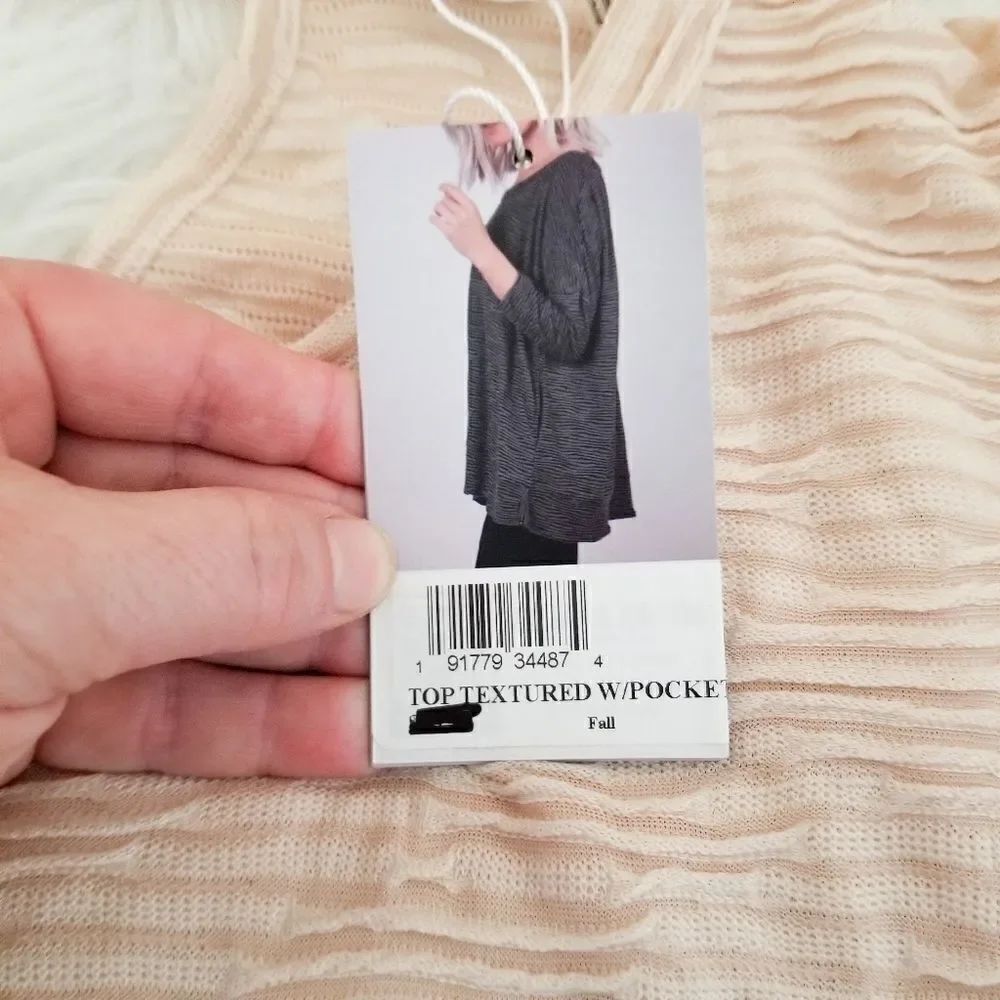 Simply Noelle textured top w/pockets oversized - Picture 9 of 10